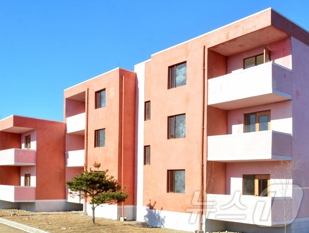 (평양 노동신문=뉴스1) = 북한 노동당 기관지 노동신문은 27일 함흥시 부민농장, 송흥농장과 덕성사과농장에 문화주택들이 새로 건설됐다고 선전했다. [국내에서만 사용가능. 재배포 …