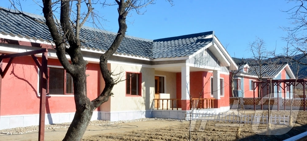 (평양 노동신문=뉴스1) = 북한 노동당 기관지 노동신문은 27일 함흥시 부민농장, 송흥농장과 덕성사과농장에 문화주택들이 새로 건설됐다고 선전했다. [국내에서만 사용가능. 재배포 …