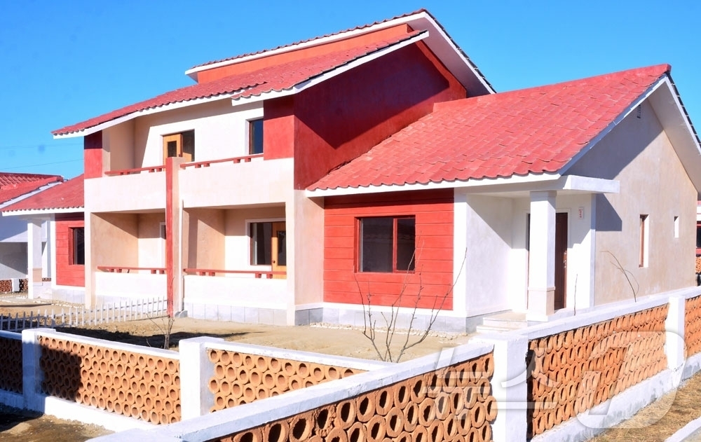 (평양 노동신문=뉴스1) = 북한 노동당 기관지 노동신문은 27일 함흥시 부민농장, 송흥농장과 덕성사과농장에 문화주택들이 새로 건설됐다고 선전했다. [국내에서만 사용가능. 재배포 …