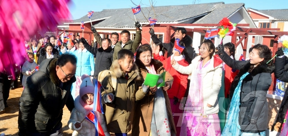 (평양 노동신문=뉴스1) = 북한 노동당 기관지 노동신문은 27일 함흥시 부민농장, 송흥농장과 덕성사과농장에 문화주택들이 새로 건설됐다고 선전했다. [국내에서만 사용가능. 재배포 …