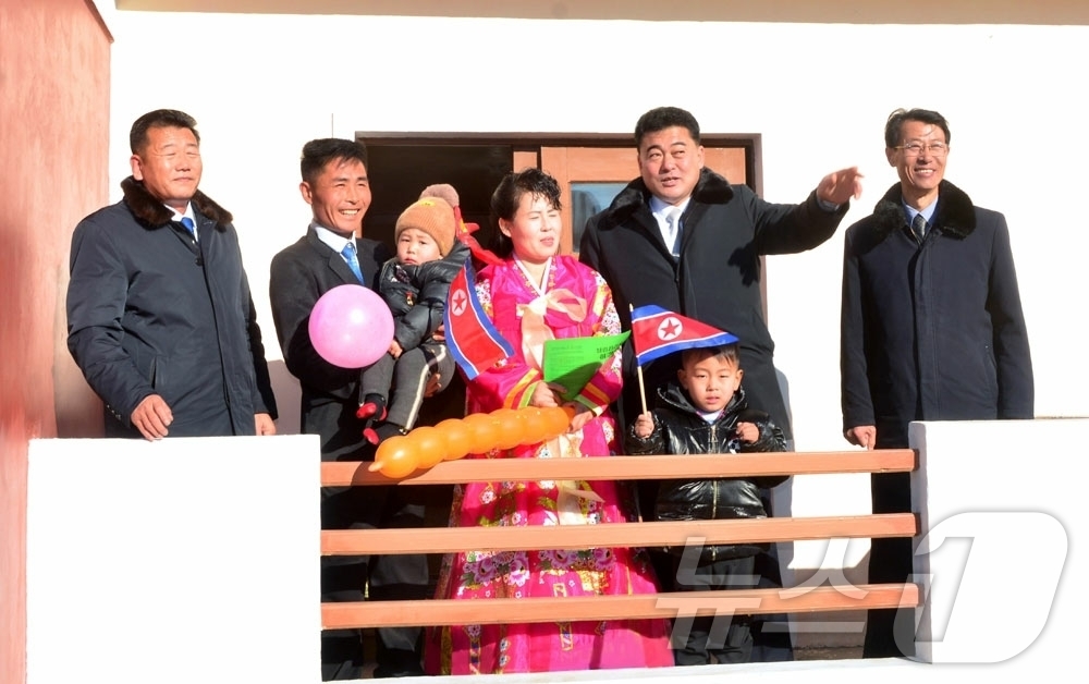 (평양 노동신문=뉴스1) = 북한 노동당 기관지 노동신문은 27일 함흥시 부민농장, 송흥농장과 덕성사과농장에 문화주택들이 새로 건설됐다고 선전했다. [국내에서만 사용가능. 재배포 …