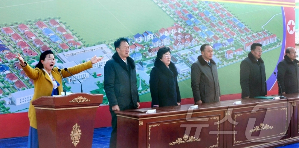 (평양 노동신문=뉴스1) = 북한 노동당 기관지 노동신문은 27일 함흥시 부민농장, 송흥농장과 덕성사과농장에 문화주택들이 새로 건설됐다고 선전했다. [국내에서만 사용가능. 재배포 …