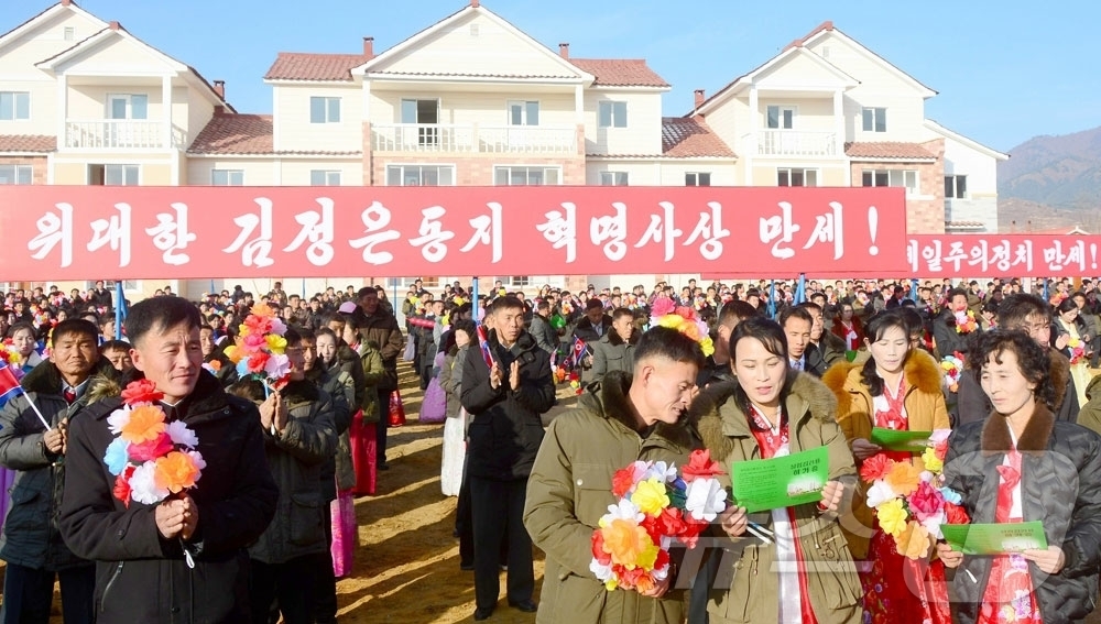 (평양 노동신문=뉴스1) = 북한 노동당 기관지 노동신문은 27일 함흥시 부민농장, 송흥농장과 덕성사과농장에 문화주택들이 새로 건설됐다고 선전했다. [국내에서만 사용가능. 재배포 …