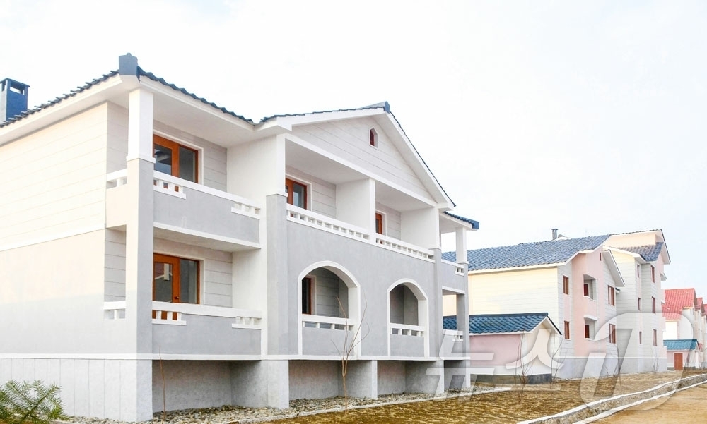 (평양 노동신문=뉴스1) = 북한 노동당 기관지 노동신문은 27일 함흥시 부민농장, 송흥농장과 덕성사과농장에 문화주택들이 새로 건설됐다고 선전했다. [국내에서만 사용가능. 재배포 …