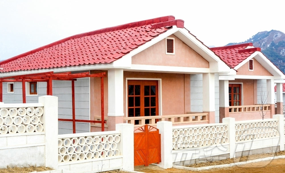 (평양 노동신문=뉴스1) = 북한 노동당 기관지 노동신문은 27일 함흥시 부민농장, 송흥농장과 덕성사과농장에 문화주택들이 새로 건설됐다고 선전했다. [국내에서만 사용가능. 재배포 …