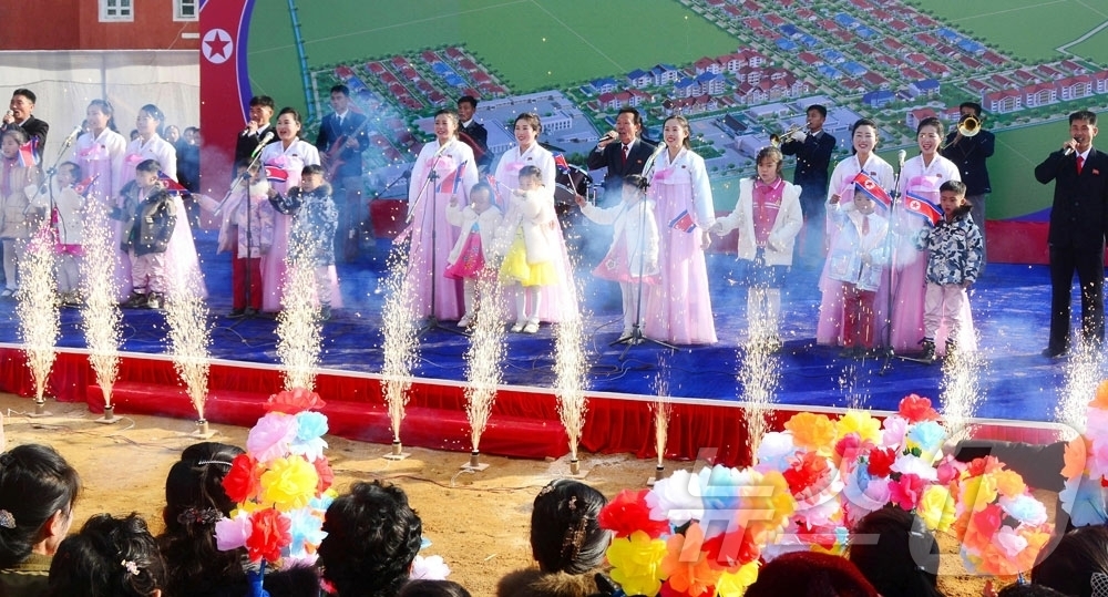 (평양 노동신문=뉴스1) = 북한 노동당 기관지 노동신문은 27일 함흥시 부민농장, 송흥농장과 덕성사과농장에 문화주택들이 새로 건설됐다고 선전했다. [국내에서만 사용가능. 재배포 …