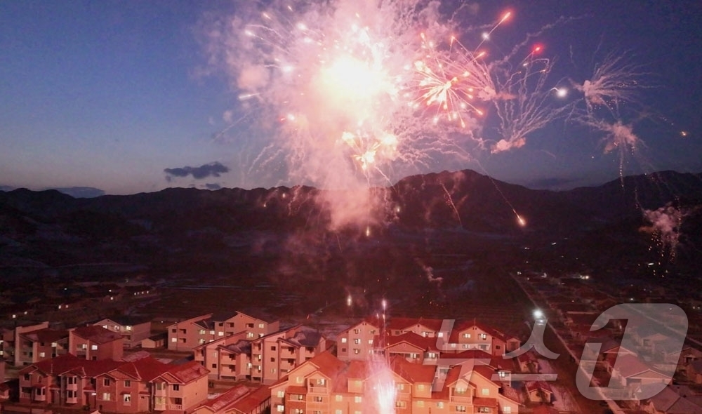 (평양 노동신문=뉴스1) = 북한 노동당 기관지 노동신문은 27일 함흥시 부민농장, 송흥농장과 덕성사과농장에 문화주택들이 새로 건설됐다고 선전했다. [국내에서만 사용가능. 재배포 …