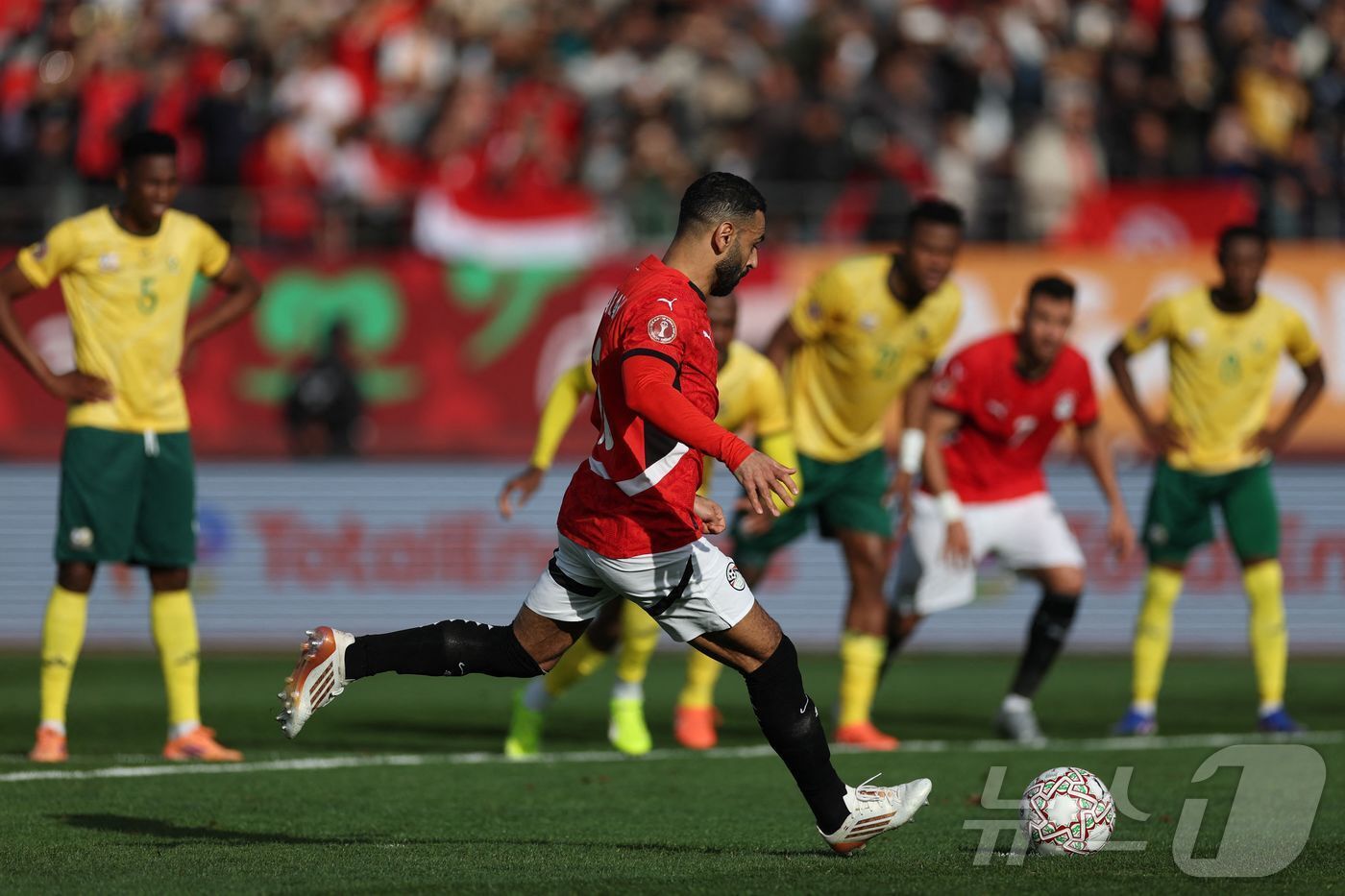 본문 이미지 - 이집트 공격수 모하메드 살라가 27일(한국시간) 열린 남아프리카공화국과 2025 아프리카 네이션스컵 조별리그 B조 2차전에서 전반 45분 페널티킥 득점을 기록했다. ⓒ AFP=뉴스1