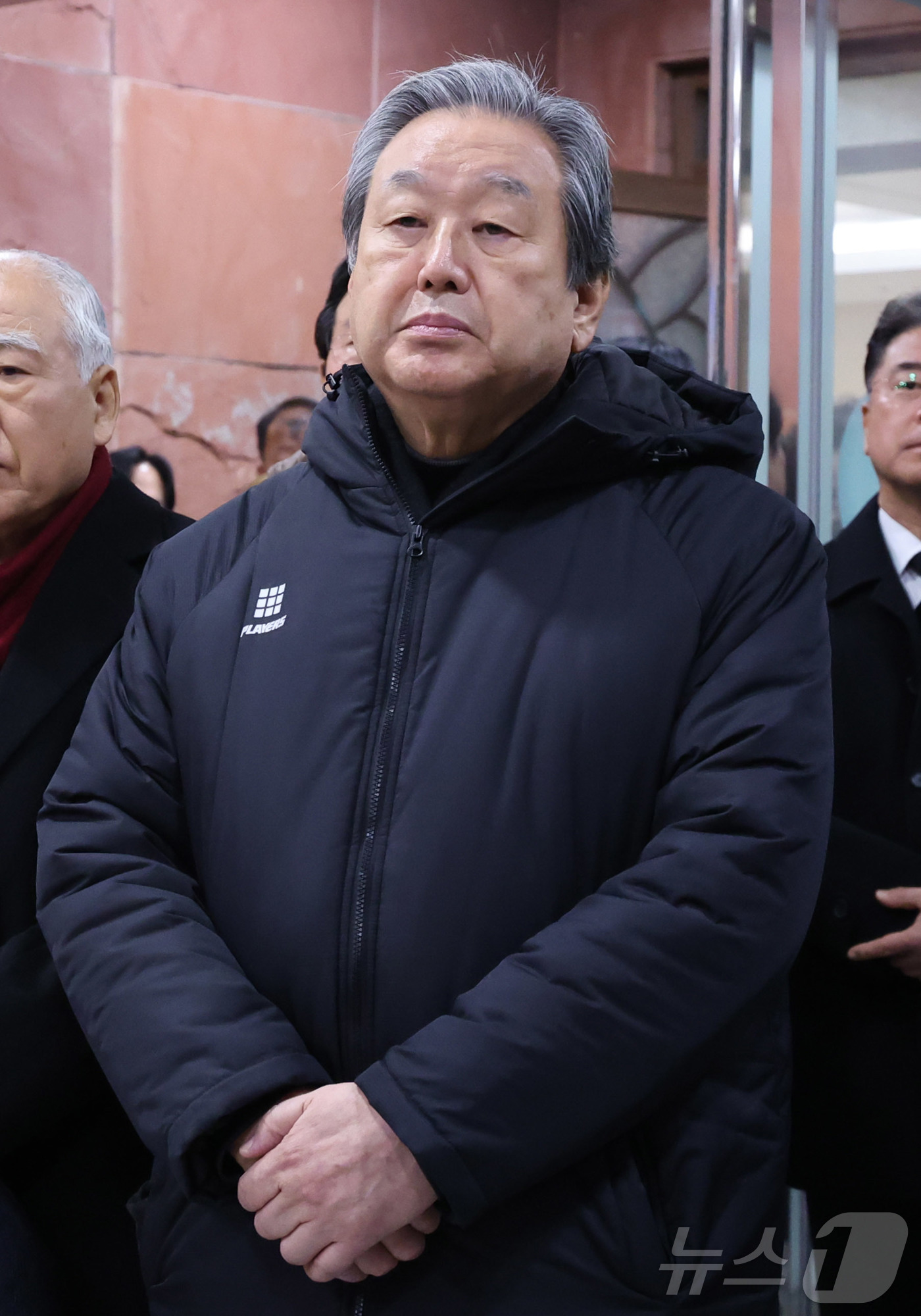 (서울=뉴스1) 박지혜 기자 = 김무성 전 새누리당 대표가 27일 서울 서대문구 신촌세브란스병원 장례식장에서 엄수된 김문희 용문학원 명예이사장 발인식에 참석하고 있다. 2025.1 …