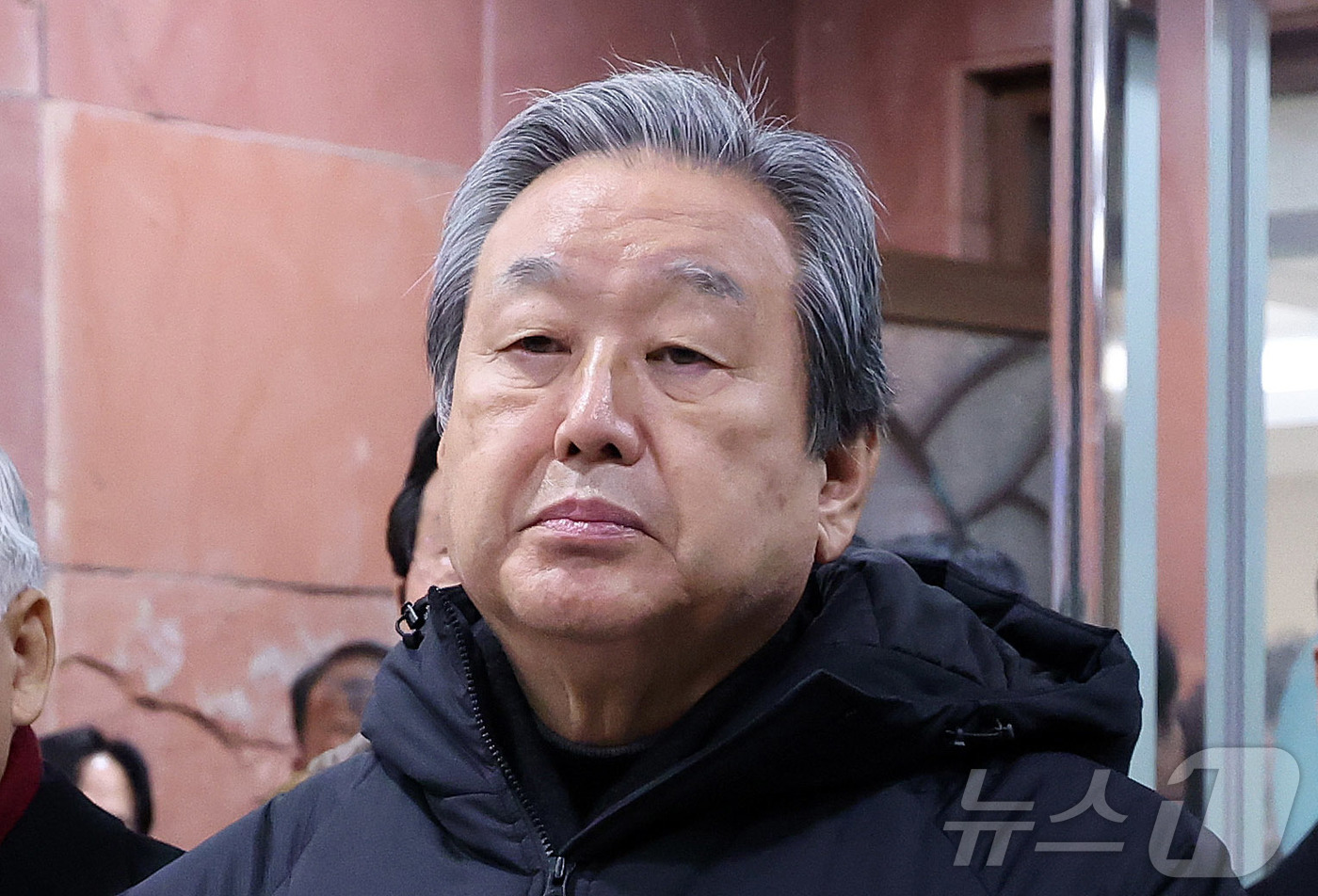 (서울=뉴스1) 박지혜 기자 = 김무성 전 새누리당 대표가 27일 서울 서대문구 신촌세브란스병원 장례식장에서 엄수된 김문희 용문학원 명예이사장 발인식에 참석하고 있다. 2025.1 …