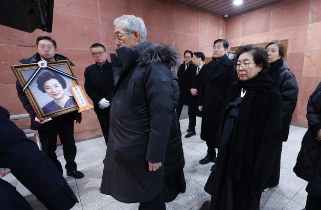 현정은 회장, 모친 김문희 명예이사장 마지막 길 배웅