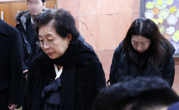 현정은 회장·정지이 전무, 김문희 명예이사장 떠나는 길 지켜