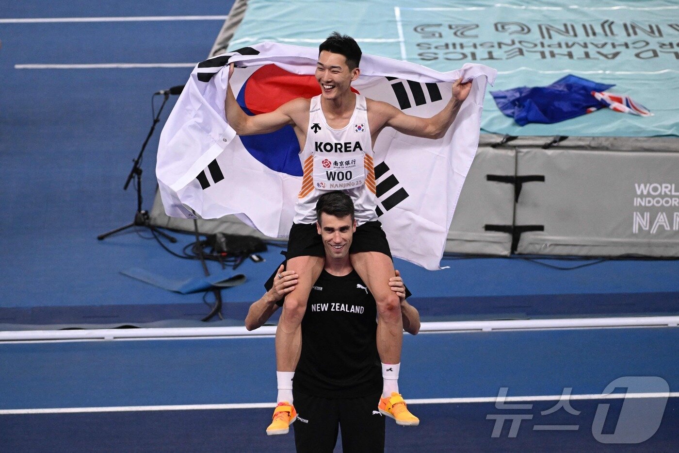 본문 이미지 - 올해 남자 높이뛰기를 양분한 우상혁(위)과 커.ⓒ AFP=뉴스1