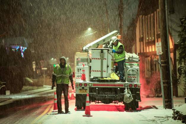 미국 동부 '눈폭탄', 서부 '물폭탄'…1500편 항공기 무더기 결항