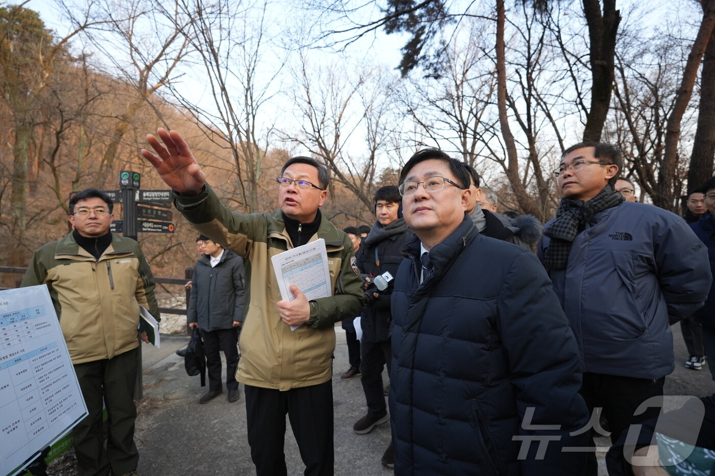 본문 이미지 - 김성환 기후에너지환경부 장관이 27일 서울 강북구 일대 북한산국립공원 수유지구를 찾아 하천과 계곡 내 불법 영업시설 현장을 점검하고 있다. 2025.12.27/뉴스1 ⓒ News1 황덕현 기후환경전문기자
