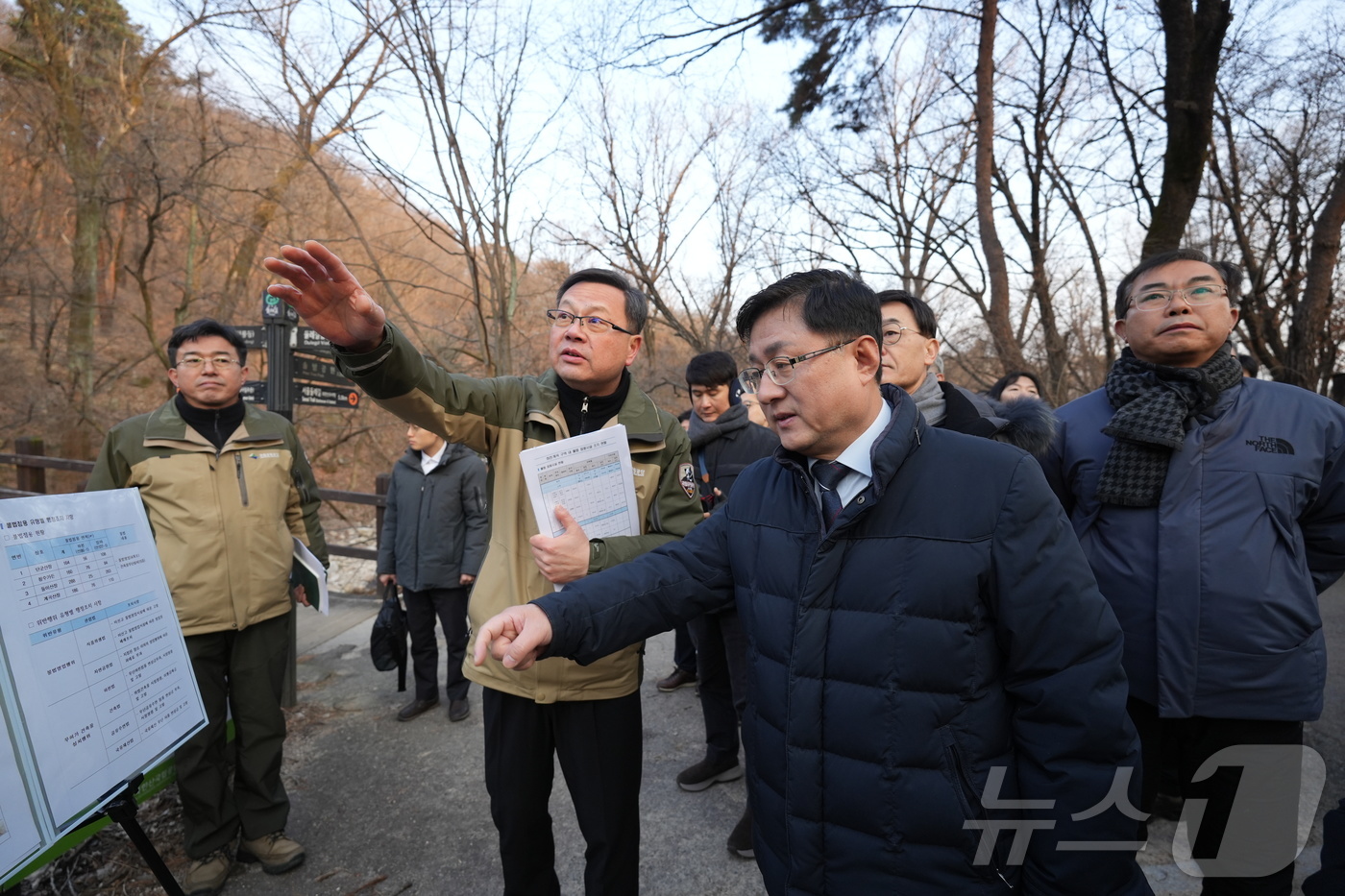 (서울=뉴스1) 황덕현 기후환경전문기자 = 김성환 기후에너지환경부 장관이 27일 서울 강북구 일대 북한산국립공원 수유지구를 찾아 하천과 계곡 내 불법 영업시설 현장을 점검하고 있다 …