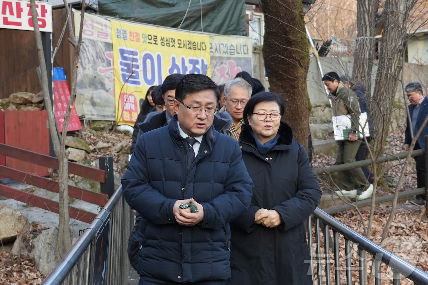 (서울=뉴스1) 황덕현 기후환경전문기자 = 김성환 기후에너지환경부 장관이 27일 서울 강북구 일대 북한산국립공원 수유지구를 찾아 하천과 계곡 내 불법 영업시설 현장을 점검하고 있다 …