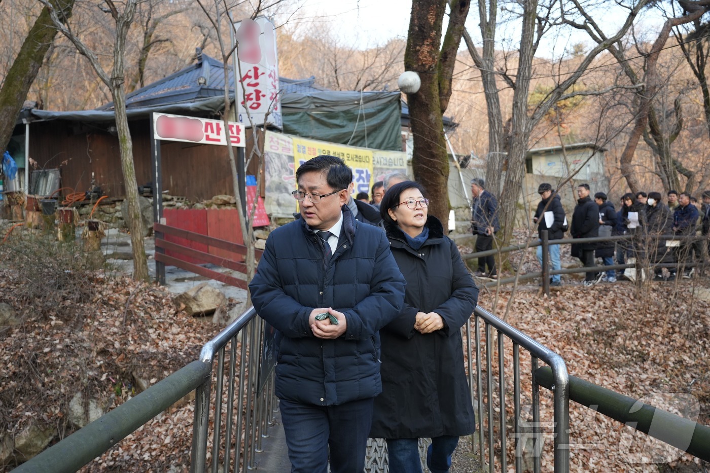 (서울=뉴스1) 황덕현 기후환경전문기자 = 김성환 기후에너지환경부 장관이 27일 서울 강북구 일대 북한산국립공원 수유지구를 찾아 하천과 계곡 내 불법 영업시설 현장을 점검하고 있다 …