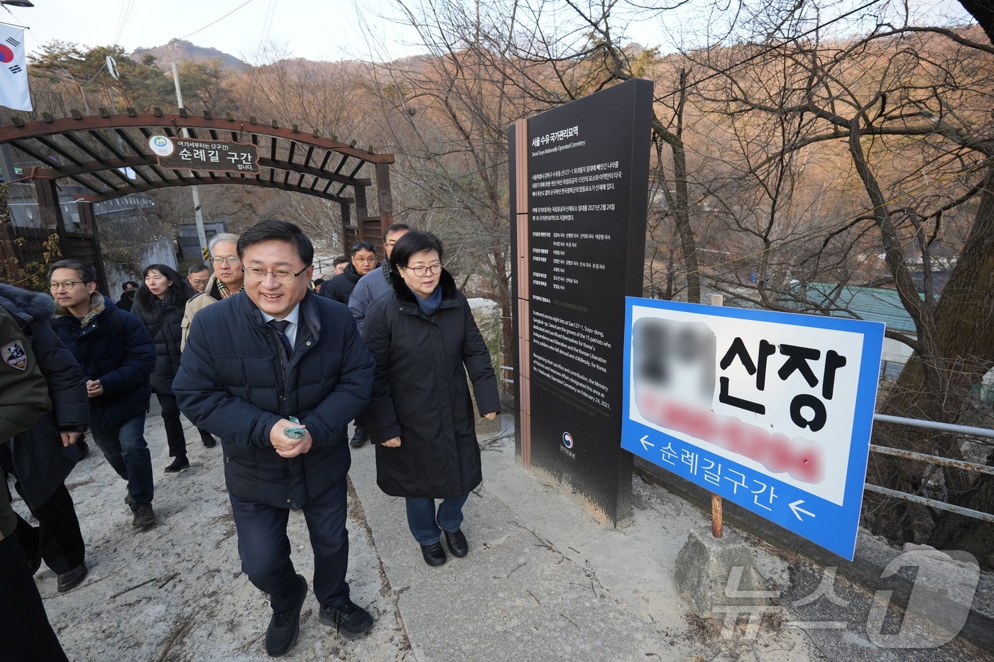 (서울=뉴스1) 황덕현 기후환경전문기자 = 김성환 기후에너지환경부 장관이 27일 서울 강북구 일대 북한산국립공원 수유지구를 찾아 하천과 계곡 내 불법 영업시설 현장을 점검하고 있다 …