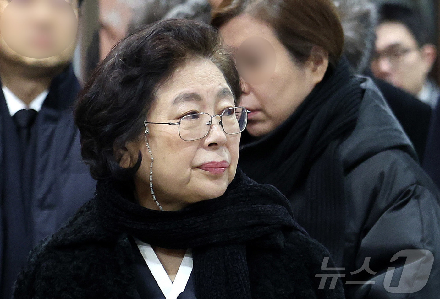 (서울=뉴스1) 박지혜 기자 = 현정은 현대그룹 회장이 27일 서울 서대문구 신촌세브란스병원 장례식장에서 엄수된 모친 김문희 용문학원 명예이사장 발인식에 참석하고 있다. 2025. …