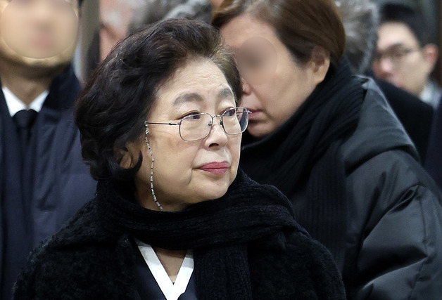 현정은 현대그룹 회장, 김문희 명예이사장 떠나는 길 지켜