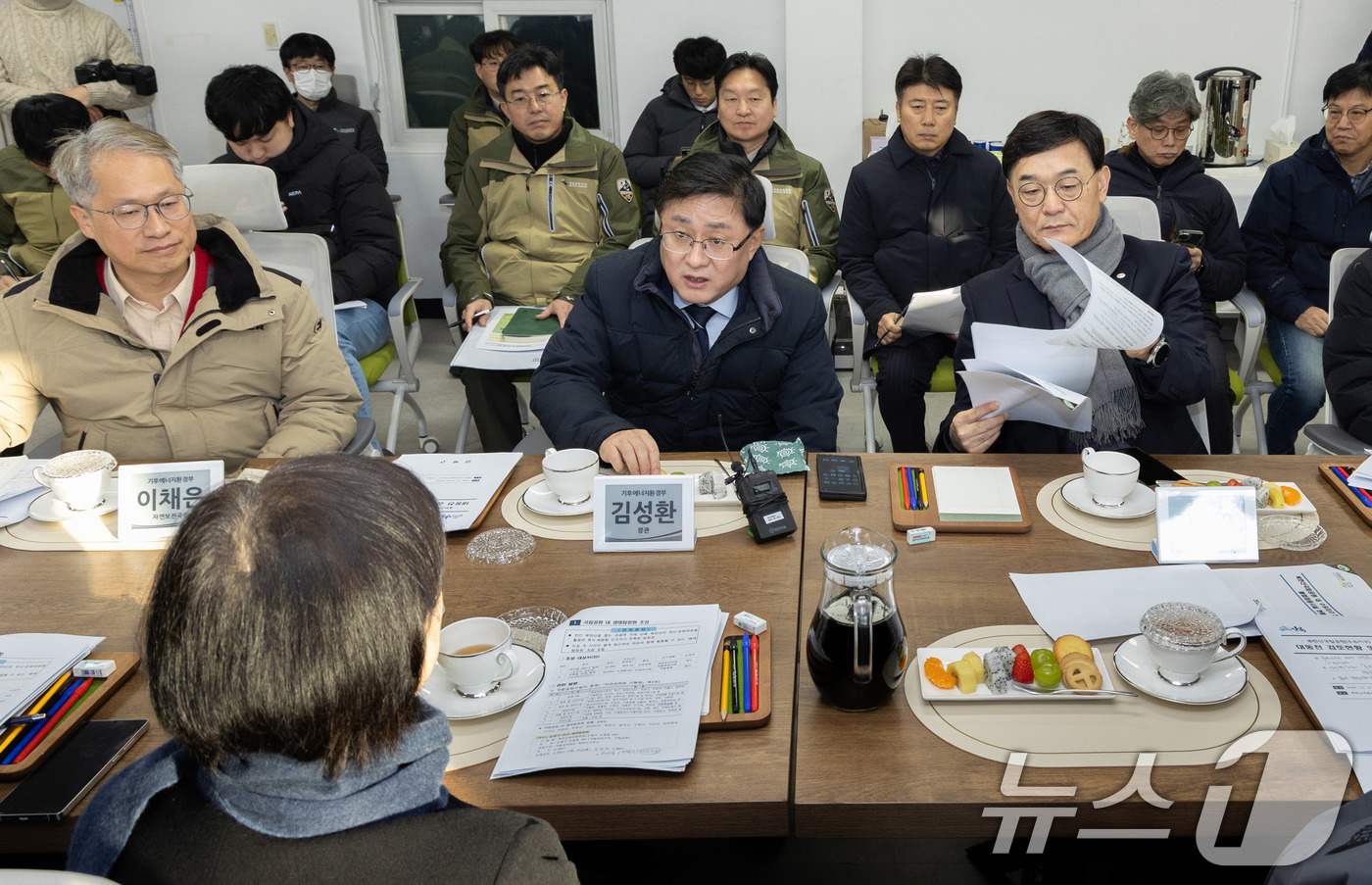 (서울=뉴스1) = 김성환 기후에너지환경부장관이 27일 서울 강북구 북한산국립공원을 찾아 불법 점유시설 현장을 점검하고 국립공원공단 및 지자체와 함께 해결 방안을 논의하고 있다. …