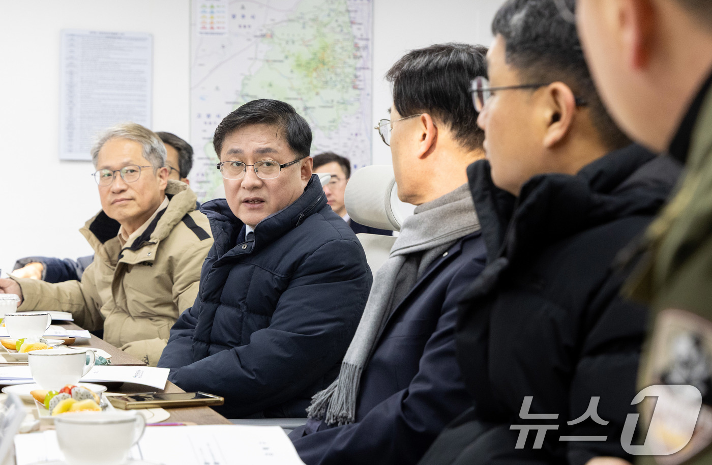 (서울=뉴스1) = 김성환 기후에너지환경부장관이 27일 서울 강북구 북한산국립공원을 찾아 불법 점유시설 현장을 점검하고 국립공원공단 및 지자체와 함께 해결 방안을 논의하고 있다. …