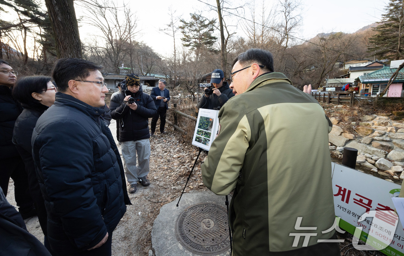 (서울=뉴스1) = 김성환 기후에너지환경부장관이 27일 서울 강북구 북한산국립공원을 찾아 불법 점유시설 현장을 점검하고 있다. 2025.12.27/뉴스1