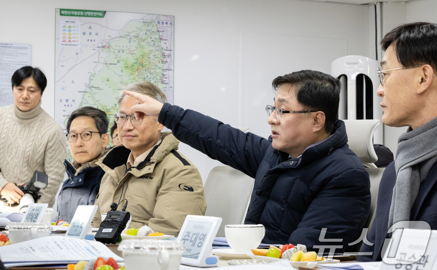 (서울=뉴스1) = 김성환 기후에너지환경부장관이 27일 서울 강북구 북한산국립공원을 찾아 불법 점유시설 현장을 점검하고 국립공원공단 및 지자체와 함께 해결 방안을 논의하고 있다. …