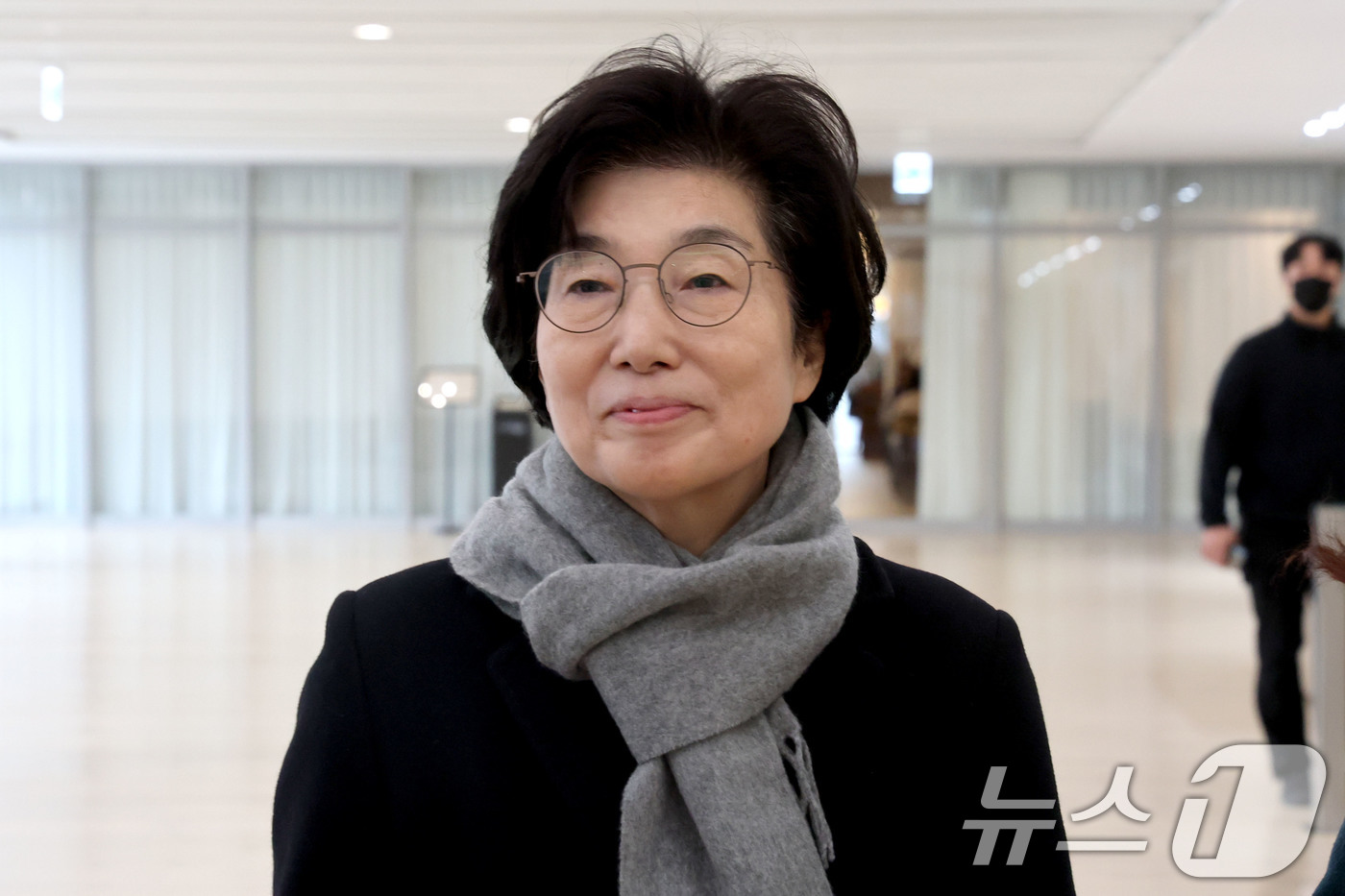 (서울=뉴스1) 이광호 기자 = 김건희 여사에게 명품 가방을 선물한 혐의를 받는 김기현 국민의힘 의원 부인 이 모 씨가 27일 오후 서울 종로구 KT광화문빌딩 웨스트에 마련된 민중 …