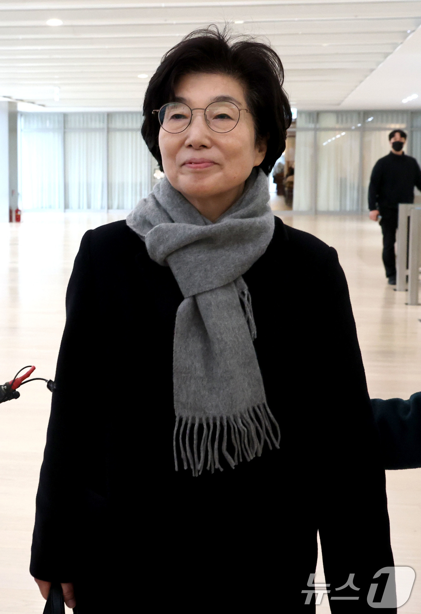 (서울=뉴스1) 이광호 기자 = 김건희 여사에게 명품 가방을 선물한 혐의를 받는 김기현 국민의힘 의원 부인 이 모 씨가 27일 오후 서울 종로구 KT광화문빌딩 웨스트에 마련된 민중 …