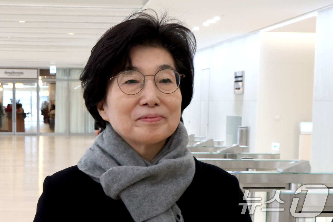 (서울=뉴스1) 이광호 기자 = 김건희 여사에게 명품 가방을 선물한 혐의를 받는 김기현 국민의힘 의원 부인 이 모 씨가 27일 오후 서울 종로구 KT광화문빌딩 웨스트에 마련된 민중 …