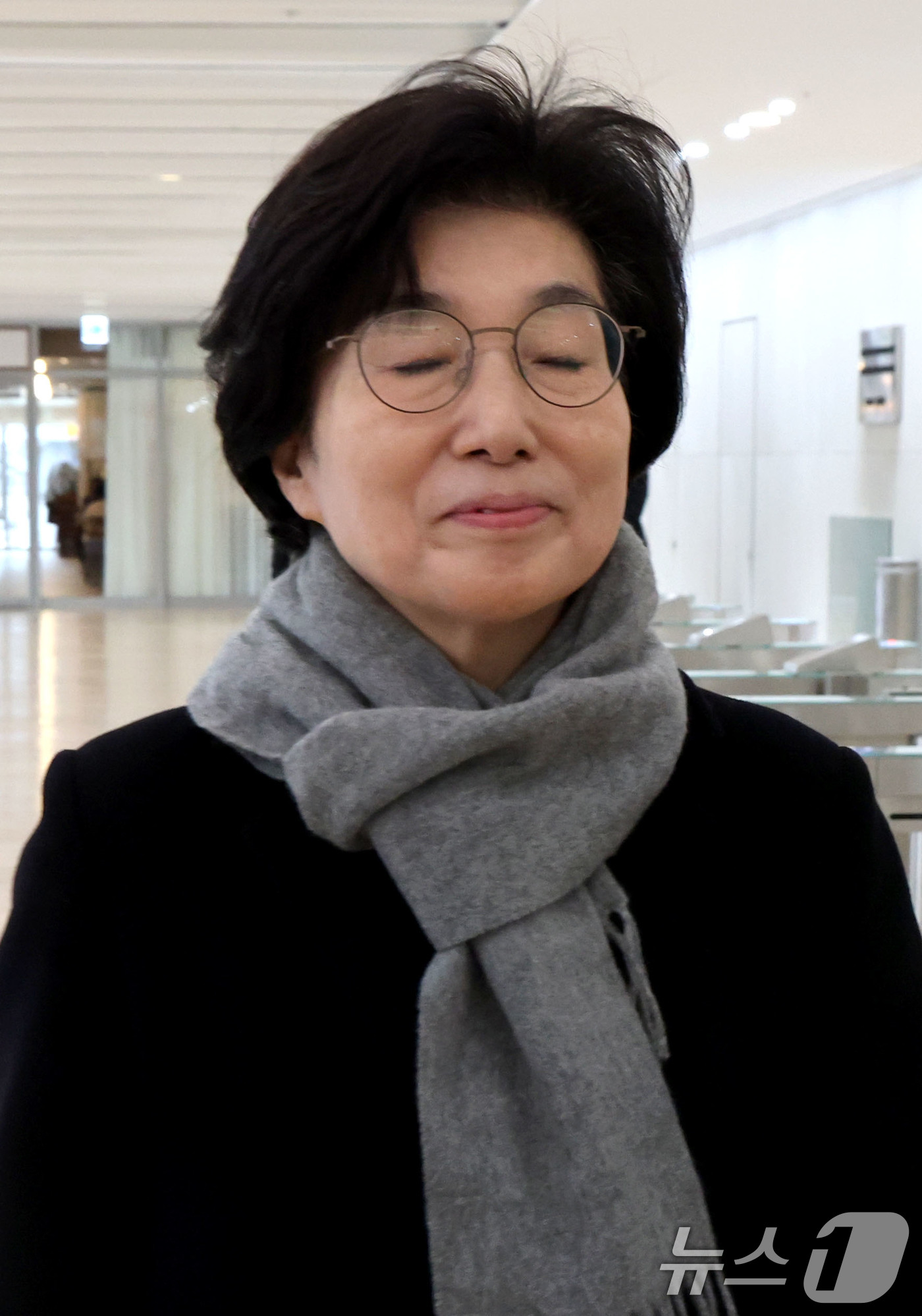 (서울=뉴스1) 이광호 기자 = 김건희 여사에게 명품 가방을 선물한 혐의를 받는 김기현 국민의힘 의원 부인 이 모 씨가 27일 오후 서울 종로구 KT광화문빌딩 웨스트에 마련된 민중 …