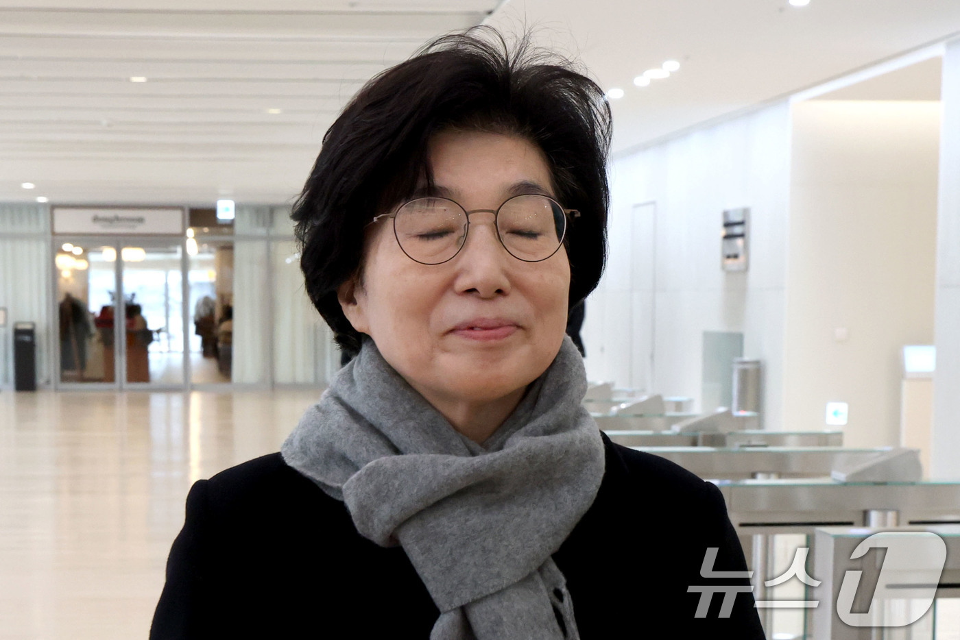 (서울=뉴스1) 이광호 기자 = 김건희 여사에게 명품 가방을 선물한 혐의를 받는 김기현 국민의힘 의원 부인 이 모 씨가 27일 오후 서울 종로구 KT광화문빌딩 웨스트에 마련된 민중 …