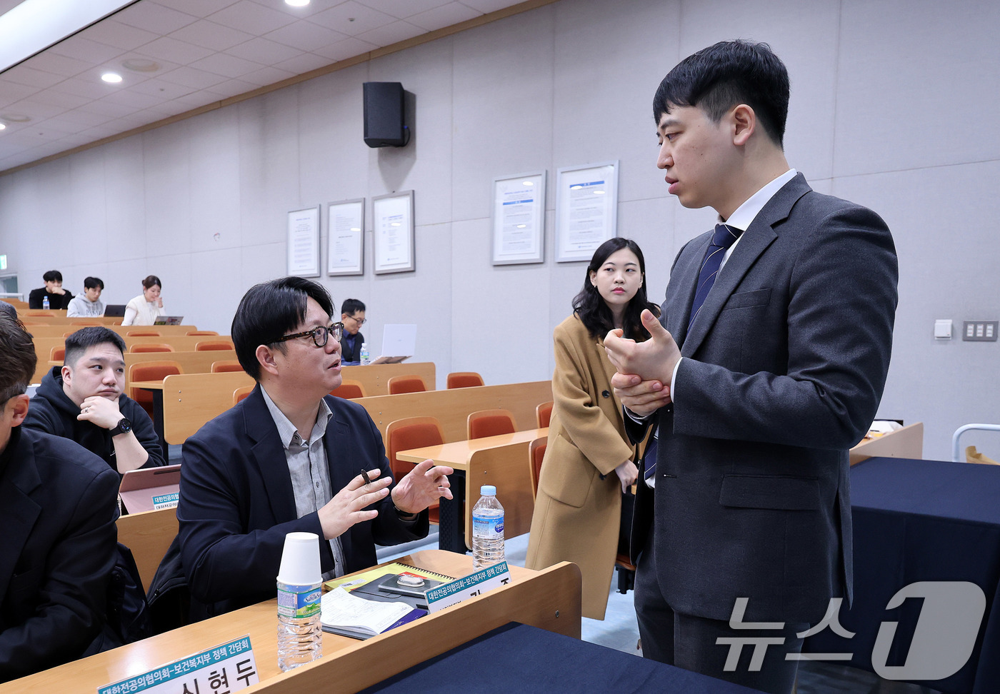 (서울=뉴스1) 박지혜 기자 = 27일 서울 서초구 가톨릭대학교 성의교정 성의회관에서 열린 대한전공의협의회-보건복지부 정책 간담회에 앞서 강준 보건복지부 의료개혁총괄과장과 한성존 …