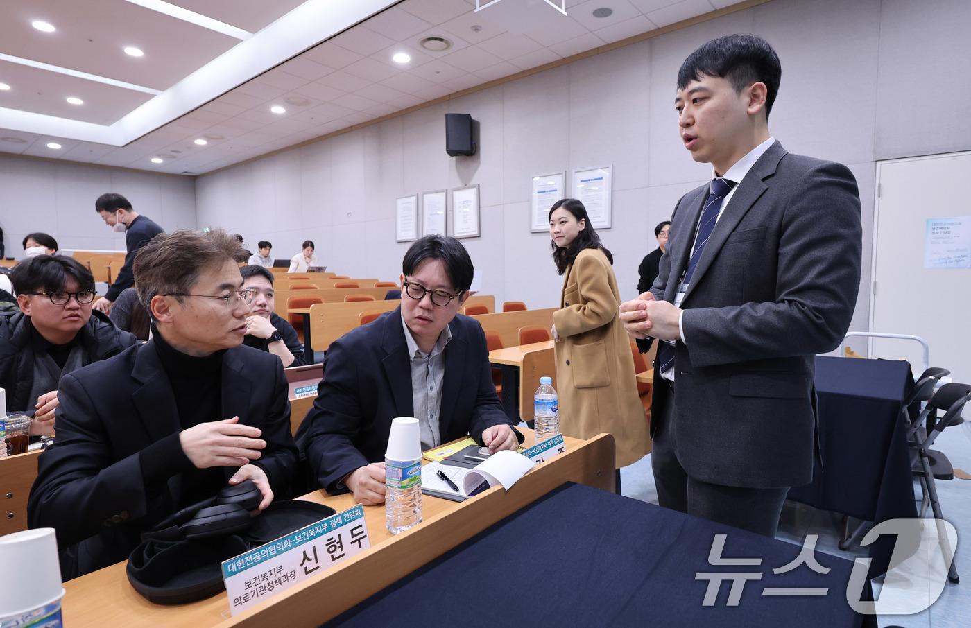 (서울=뉴스1) 박지혜 기자 = 한성존 대한전공의협의회 회장이 27일 서울 서초구 가톨릭대학교 성의교정 성의회관에서 열린 대한전공의협의회-보건복지부 정책 간담회에 앞서 강준 보건복 …