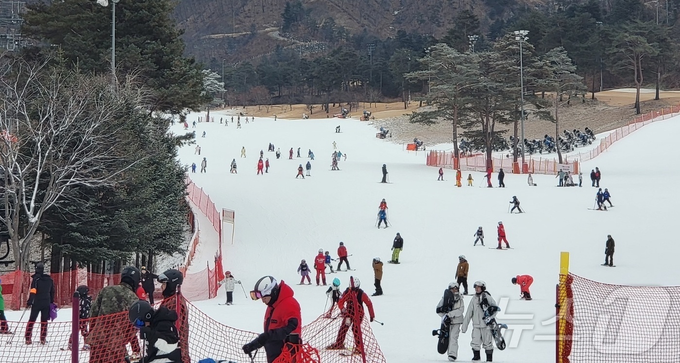 (원주=뉴스1) 신관호 기자 = 강원 영서·산간의 주요 지역에 1㎝ 이상의 적설이 기록된 27일 강원 원주시 오크밸리리조트 스키장에서 관광객들이 스키와 스노보드를 즐기고 있다. 2 …