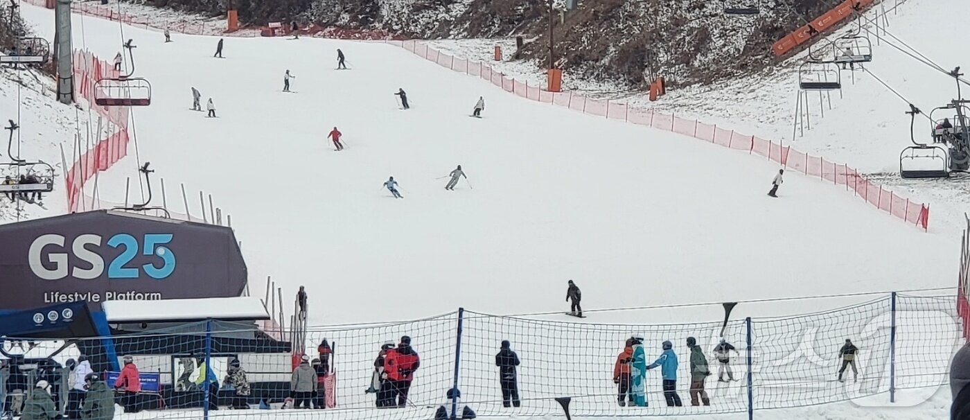 본문 이미지 - 27일 낮 기준 강원 영서·산간의 주요 지역이 1㎝ 이상의 적설을 기록한 가운데, 이날 오후 강원 영서지역인 춘천시 엘리시안강촌 스키장에서 관광객들이 스키를 즐기고 있다. 2025.12.27/뉴스1 ⓒ News1 신관호 기자
