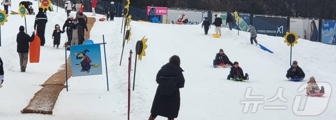 (춘천=뉴스1) 신관호 기자 = 강원 영서·산간의 주요 지역에 1㎝ 이상의 적설이 기록된 27일 강원 원주시 오크밸리리조트 스키장에서 관광객들이 눈썰매를 즐기고 있다. 2025.1 …