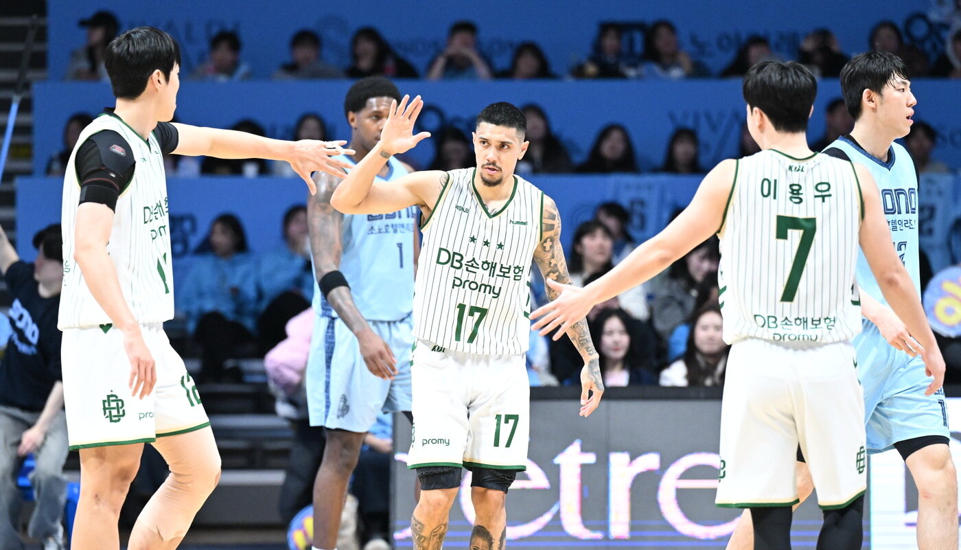 본문 이미지 - 프로농구 DB 알바노가 27일 소노와 경기에서 동료들과 하이파이브 하고 있다.(KBL 제공)