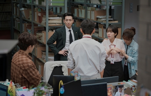 잘 나가던 '프로보노' 팀 해체…정경호 해고 위기