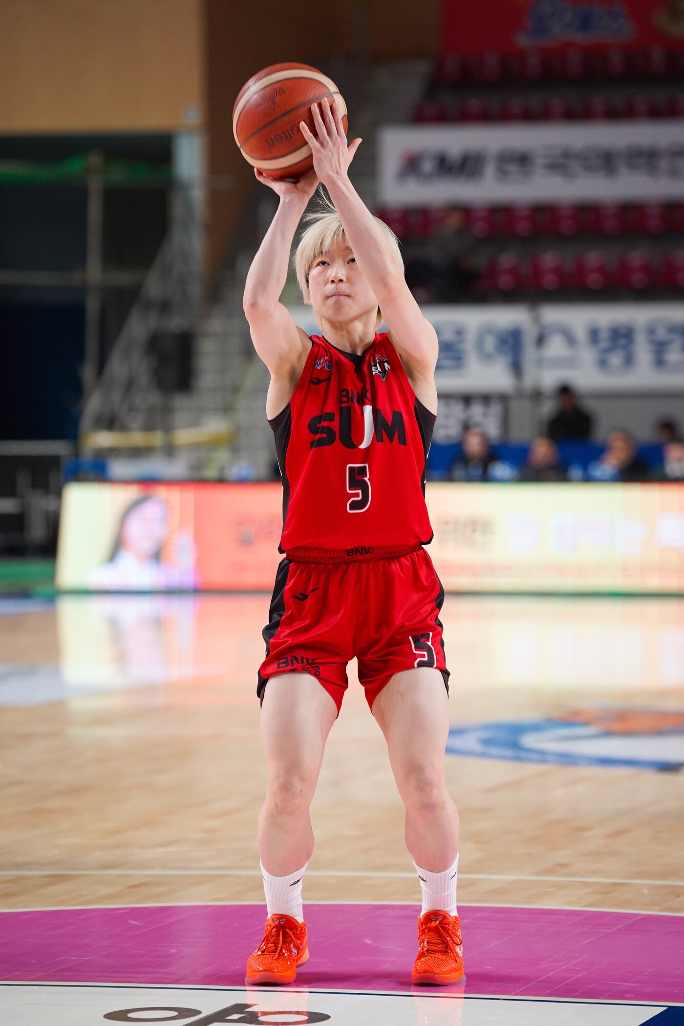 본문 이미지 - 여자농구 BNK 안혜지가 27일 삼성생명과 경기에서 슛을 쏘고 있다.(WKBL 제공)