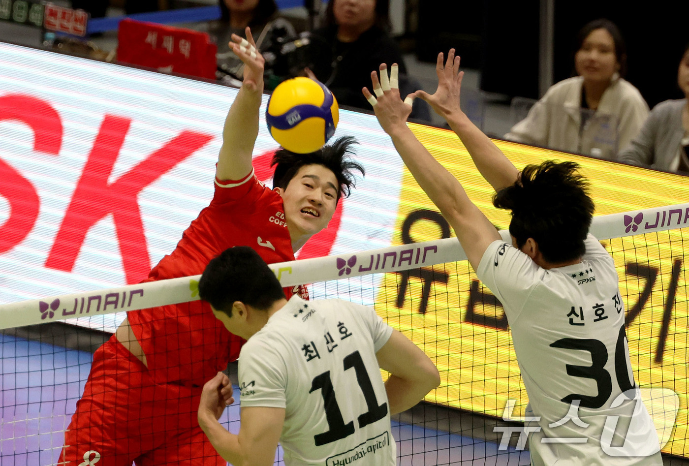 (서울=뉴스1) = 한국전력 박승수가 27일 경기도 수원체육관에서 열린 2025-2026 V리그 남자부 현대캐피탈과의 경기에서 스파이크 공격을 하고 있다.  (한국전력 배구단 제공 …