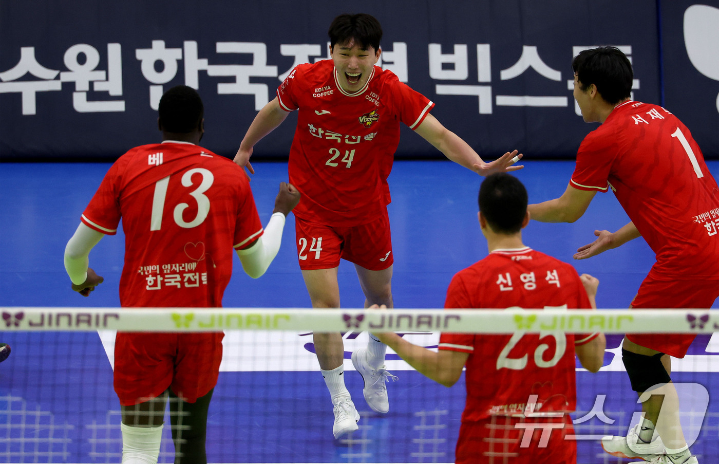 (서울=뉴스1) = 한국전력 장지원이 27일 경기도 수원체육관에서 열린 2025-2026 V리그 남자부 현대캐피탈과의 경기에서 득점 후 기뻐하고 있다.  (한국전력 배구단 제공. …