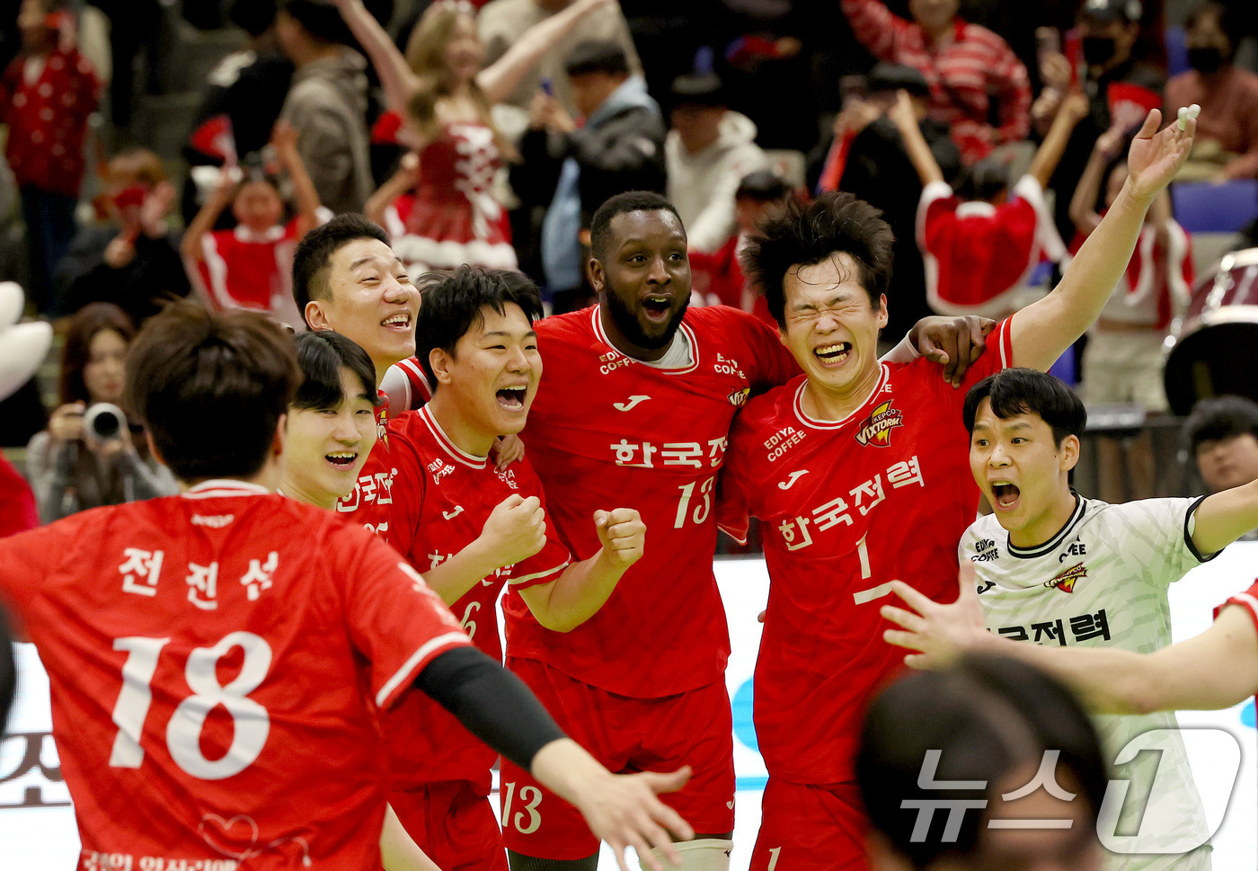 (서울=뉴스1) = 한국전력 선수들이 27일 경기도 수원체육관에서 열린 2025-2026 V리그 남자부 현대캐피탈과의 경기에서 승리후 환호하고 있다.  (한국전력 배구단 제공. 재 …