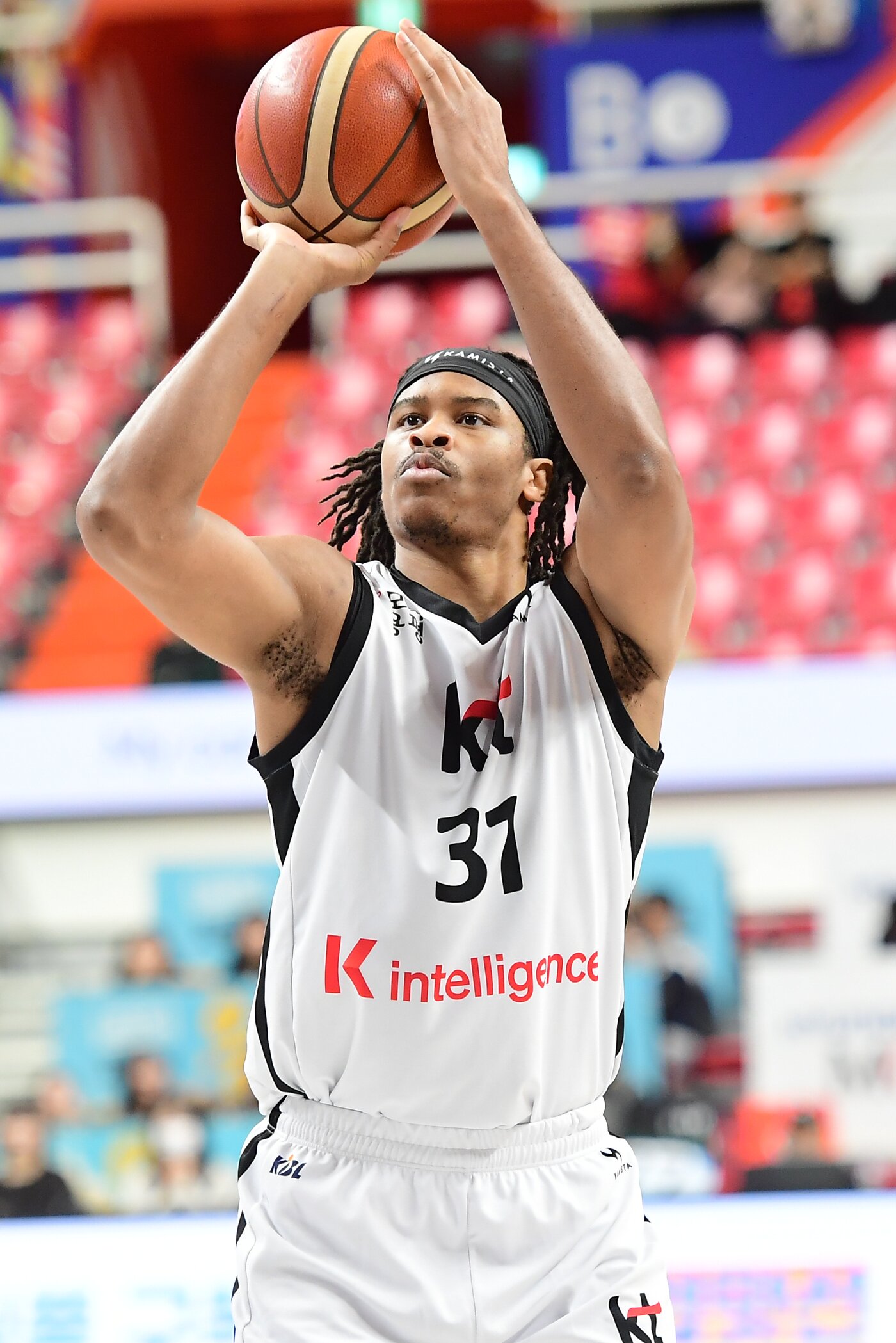 본문 이미지 - 프로농구 KT 힉스가 27일 현대모비스와 경기에서 슛을 쏘고 있다.(KBL 제공)