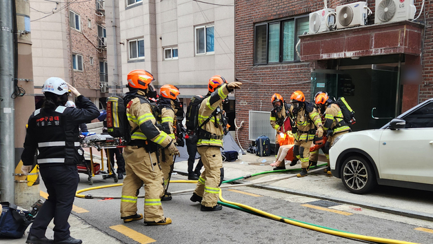 서울 암사동 다세대주택서 화재로 7명 부상…3명 중상(종합)