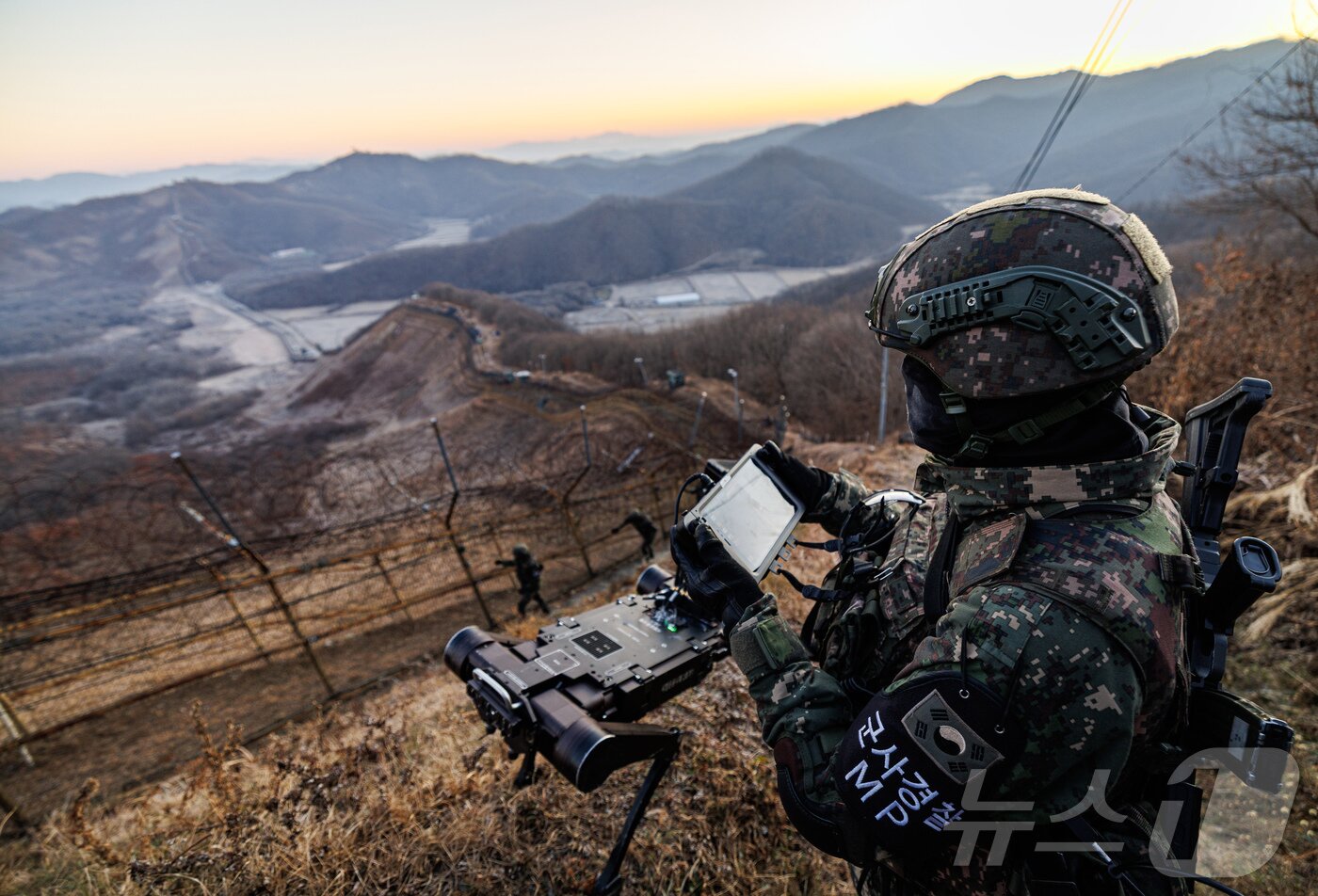 본문 이미지 - 육군 5사단 열쇠부대 장병들이 경기 연천군 접경지역에서 다족 보행 로봇과 함께 철책 경계 근무를 하는 모습.  2025.12.29 ⓒ 뉴스1 장수영 기자(공동취재) 