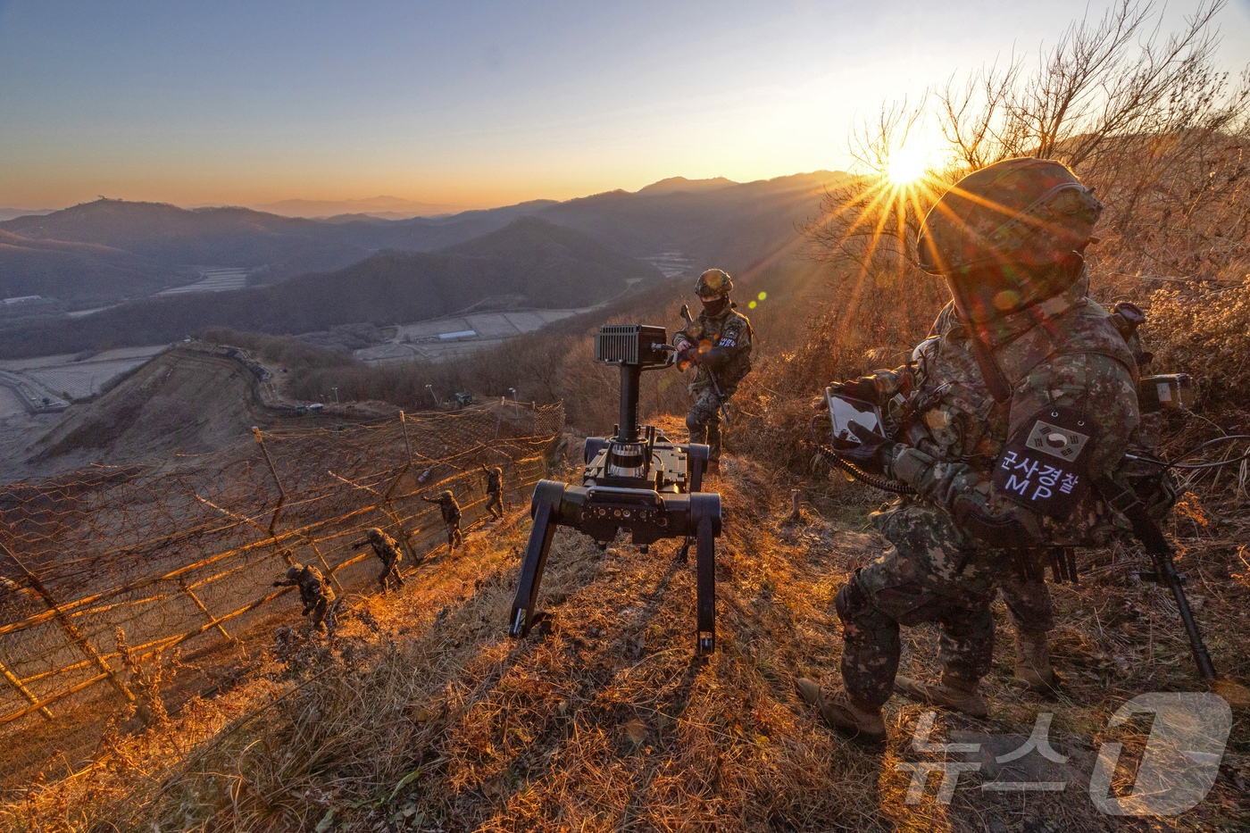 (서울=뉴스1) 장수영 기자 = 육군 5사단 열쇠부대 장병들이 2026년 병오년(丙午年)을 앞두고 경기 연천군 접경지역에서 다족 보행 로봇과 함께 일출시간대 철책 경계 근무를 하고 …