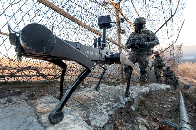 탄약 나르고 환자 돕고 순찰까지…육군, '군수 로봇' 도입 검토
